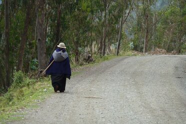 "Passeggiando sul marciapiede della vita: uno sguardo a Cristo" Siamo viandanti sullo stretto marciapiede della vita: lo sguardo fisso sul Volto di Cristo ci conduce a casa, tra libertà, verità e amore.
