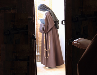 La Benedizione di Santa Chiara Le parole di Santa Chiara, custodite come eredità spirituale, diventano preghiera e luce di speranza per chi cerca pace e protezione.